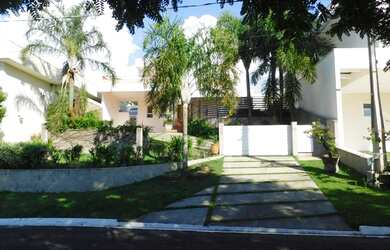 Imagem: A casa em condomínio possui 4 Dormitórios, 4 Banheiros, 2