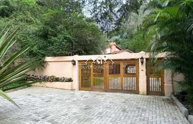 Imagem: A casa possui 4 Dormitórios, 5 Banheiros, 5 Vagas na garagem