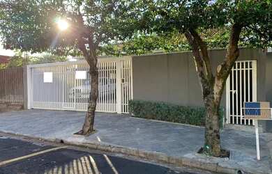 Imagem: A casa possui 3 Dormitórios, 4 Banheiros, 4 Vagas na garagem