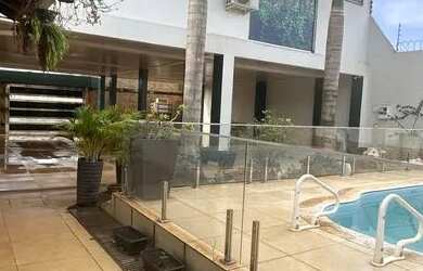 Imagem: A casa possui 5 Dormitórios, 4 Banheiros, 5 Vagas na garagem