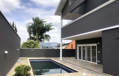 Imagem: A casa em condomínio possui 4 Dormitórios, 5 Banheiros, 4