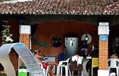 Imagem: A casa possui 5 Dormitórios, Acomodam 15 pessoas, 5 Vagas na