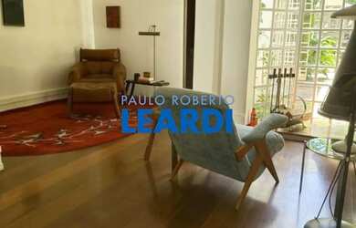 Imagem: A casa possui 2 Dormitórios, 3 Banheiros, 2 Vagas na garagem