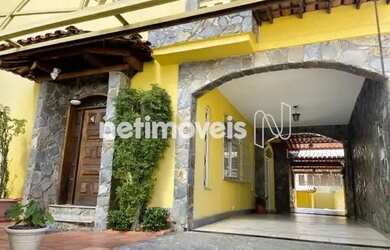 Imagem: A casa possui 5 Dormitórios, 3 Banheiros, 5 Vagas na garagem