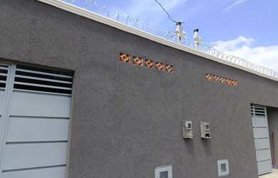 Imagem: A casa possui 3 Dormitórios, 2 Banheiros, 2 Vagas na garagem