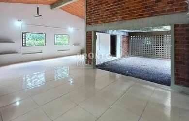 Imagem: A casa em condomínio possui 4 Dormitórios, 1 Banheiro, 2 Vagas