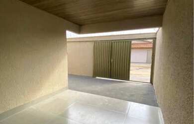 Imagem: A casa possui 2 Dormitórios, 1 Banheiro e 2 Vagas na garagem