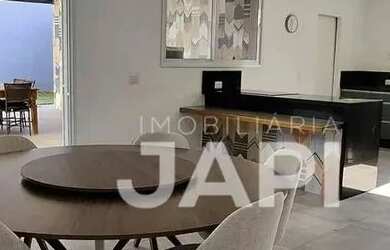 Imagem: A casa em condomínio possui 4 Dormitórios, 3 Banheiros, 4