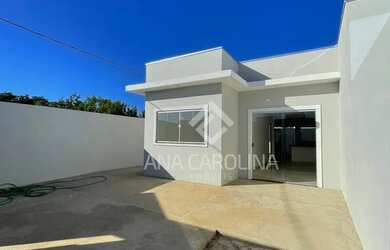 Imagem: A casa possui 3 Dormitórios, 1 Banheiro, 2 Vagas na garagem