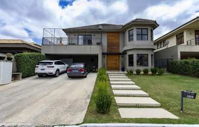 Imagem: A casa possui 5 Dormitórios, 5 Banheiros, 4 Vagas na garagem