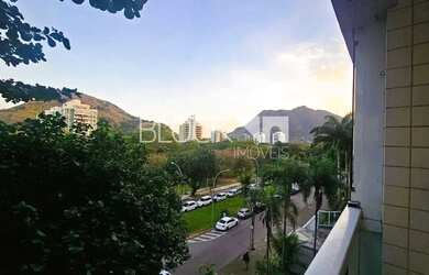 Imagem: O apartamento possui 3 Dormitórios, 1 Banheiro, 1 Vaga na garagem