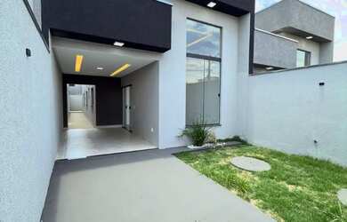 Imagem: A casa possui 3 Dormitórios, 2 Banheiros, 2 Vagas na garagem