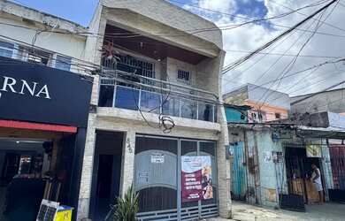 Imagem: A casa possui 2 Dormitórios, 3 Banheiros, 1 Vaga na garagem