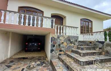 Imagem: A casa possui 3 Dormitórios, 3 Banheiros, 4 Vagas na garagem