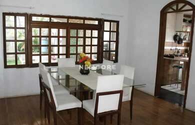 Imagem: A casa possui 4 Dormitórios, 2 Banheiros, 1 Vaga na garagem