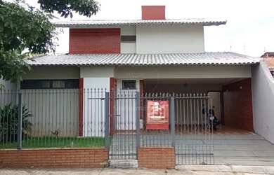 Imagem: A casa possui 5 Dormitórios, 3 Banheiros, 3 Vagas na garagem