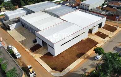 Imagem: O depósito possui 4 Vagas na garagem, 432m² de Área e está