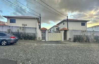 Imagem: A casa em condomínio possui 3 Dormitórios, 2 Banheiros, 2