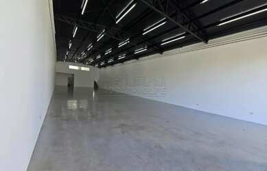 Imagem: O depósito possui 5 Vagas na garagem, 550m² de Área e está