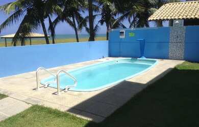 Imagem: A casa possui 2 Dormitórios, Acomodam 6 pessoas, 1 Vaga na