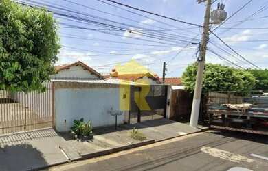 Imagem: A casa possui 2 Dormitórios, 1 Banheiro, 1 Vaga na garagem