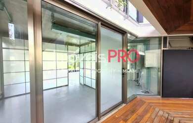 Imagem: O depósito possui 3 Vagas na garagem, 223m² de Área e está