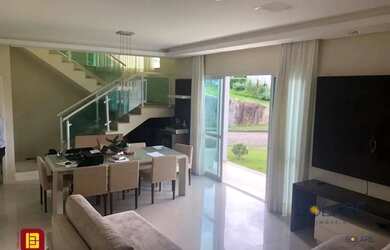 Imagem: A casa em condomínio possui 4 Dormitórios, 4 Banheiros, 4