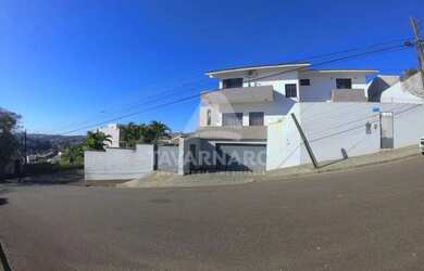 Imagem: A casa possui 4 Dormitórios, 2 Banheiros, 3 Vagas na garagem