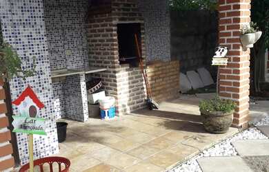 Imagem: A casa possui 3 Dormitórios, Acomodam 12 pessoas, 3 Vagas na