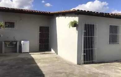 Imagem: A casa possui 2 Dormitórios, 1 Banheiro e está localizado