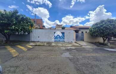 Imagem: A casa possui 2 Dormitórios, 1 Banheiro, 4 Vagas na garagem