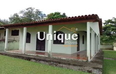 Imagem: A casa possui 3 Dormitórios, 2 Banheiros, 4 Vagas na garagem