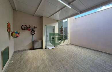 Imagem: A casa possui 3 Dormitórios, 1 Banheiro, 2 Vagas na garagem