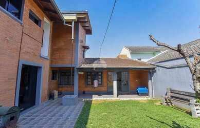 Imagem: A casa possui 3 Dormitórios, 4 Banheiros, 2 Vagas na garagem