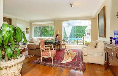 Imagem: A casa possui 4 Dormitórios, 5 Banheiros, 2 Vagas na garagem