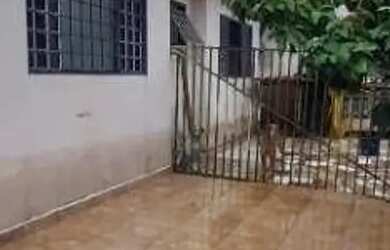 Imagem: A casa possui 3 Dormitórios, 3 Banheiros, 2 Vagas na garagem