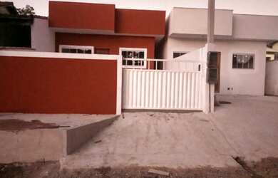 Imagem: A casa possui 2 Dormitórios, 2 Banheiros, 2 Vagas na garagem