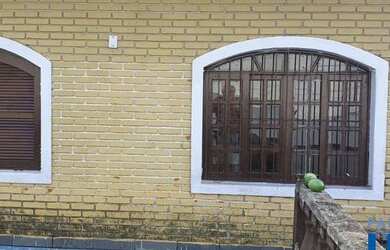 Imagem: A casa possui 3 Dormitórios, 2 Banheiros, 2 Vagas na garagem