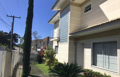 Imagem: A casa possui 3 Dormitórios, 4 Banheiros, 3 Vagas na garagem