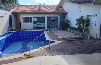 Imagem: A casa possui 4 Dormitórios, 2 Banheiros, 400m² de Área e