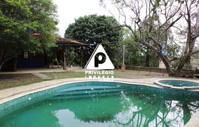 Imagem: A casa em condomínio possui 4 Dormitórios, 3 Banheiros, 4