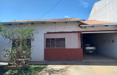 Imagem: A casa possui 3 Dormitórios, 3 Banheiros, 5 Vagas na garagem