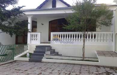 Imagem: A casa possui 3 Dormitórios, 2 Banheiros, 3 Vagas na garagem