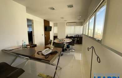 Imagem: O depósito possui 1 Vaga na garagem, 100m² de Área e está