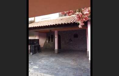 Imagem: A casa possui 3 Dormitórios, 2 Banheiros, 4 Vagas na garagem