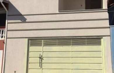 Imagem: A casa possui 3 Dormitórios, 3 Banheiros, 2 Vagas na garagem