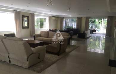 Imagem: A casa em condomínio possui 5 Dormitórios, 5 Banheiros, 3