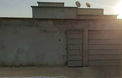 Imagem: A casa possui 2 Dormitórios, 2 Banheiros, 1 Vaga na garagem