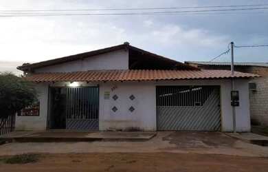 Imagem: A casa à venda possui 2 Dormitórios, 4 Banheiros, 2 Vagas