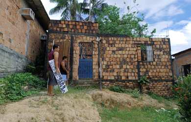 Imagem: A casa possui 1 Dormitório, 1 Banheiro, 1 Vaga na garagem